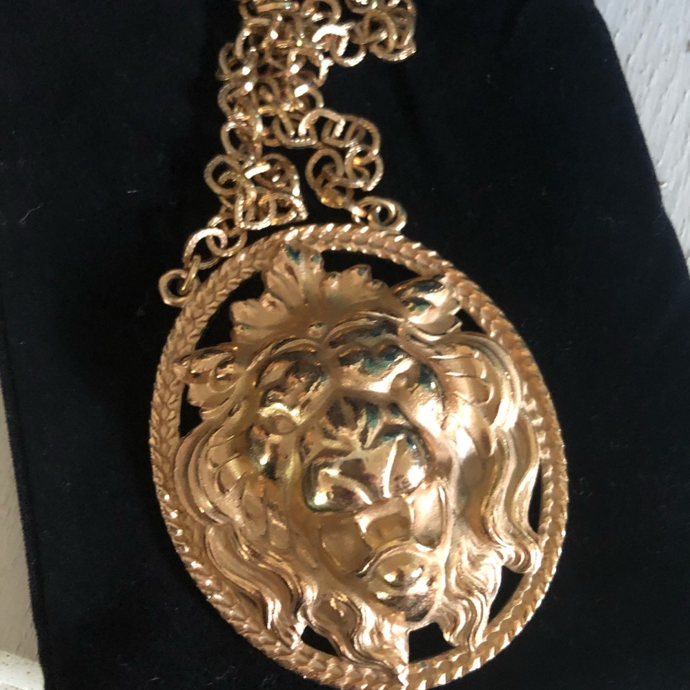 Vintage Repousse Lion Pendant Runway Necklace - Picture 10 of 12
